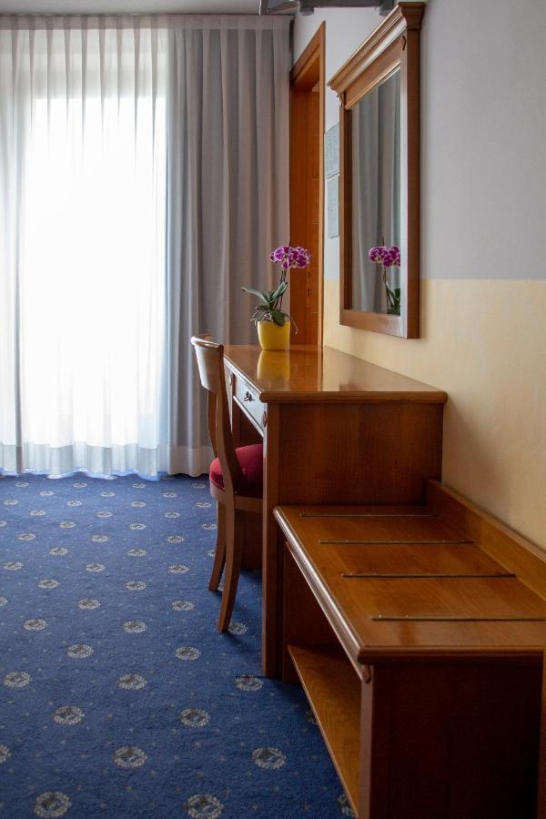 Hotel Ristorante Centrale Rovere Veronese ภายนอก รูปภาพ