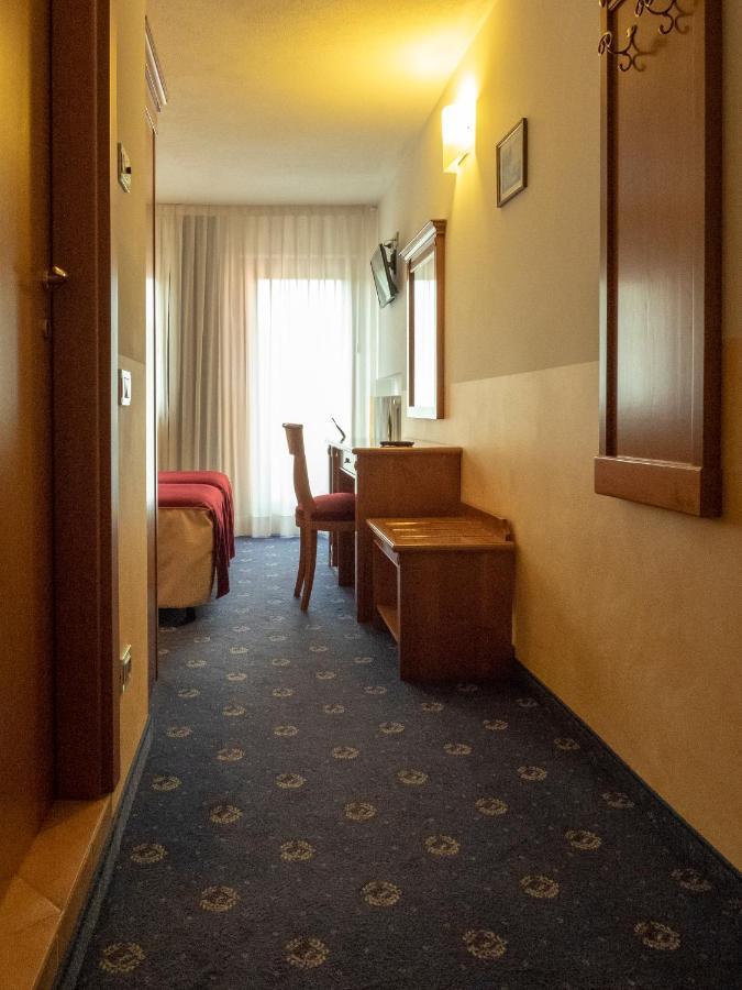 Hotel Ristorante Centrale Rovere Veronese ภายนอก รูปภาพ